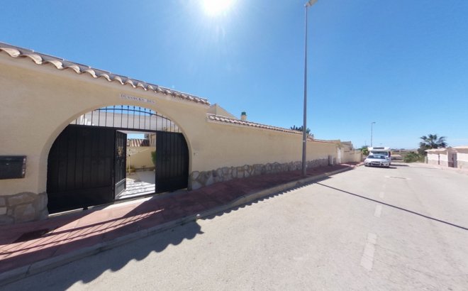 Resale - Villa -
Villamartin - Costa Blanca