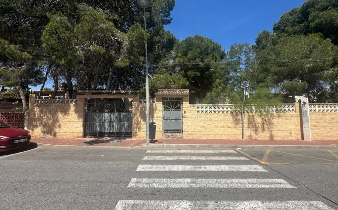 Resale - Villa -
Torrevieja - Costa Blanca