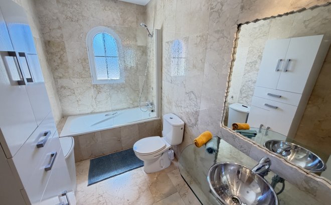 Resale - Villa -
Las Ramblas Golf - Inland