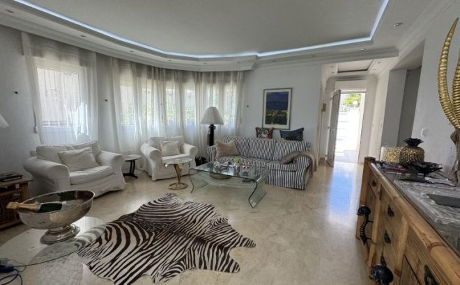 Resale - Villa -
Orihuela Costa - Costa Blanca