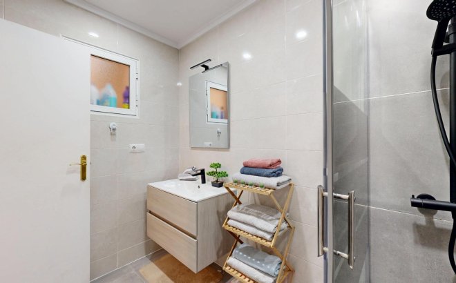 Resale - Semi Detached -
San Miguel de Salinas - 03193