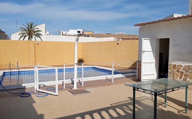 Herverkoop - Semi Detached -
Los Montesinos - PUEBLO CENTRO