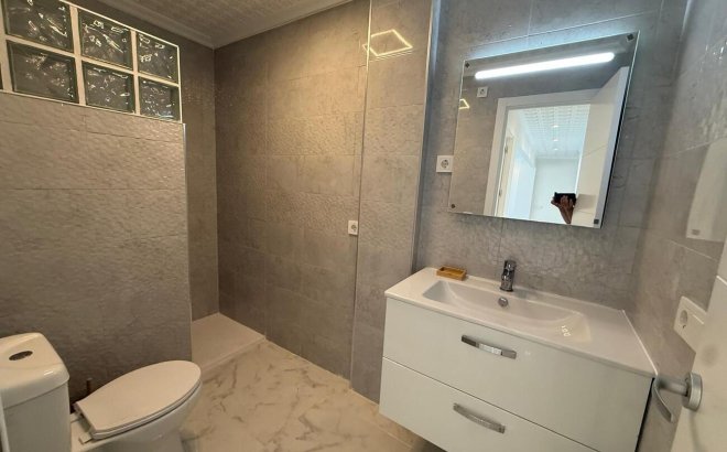Resale - Apartment -
Torrevieja - Playa del Acequión