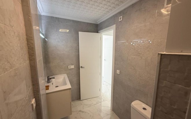 Resale - Apartment -
Torrevieja - Playa del Acequión