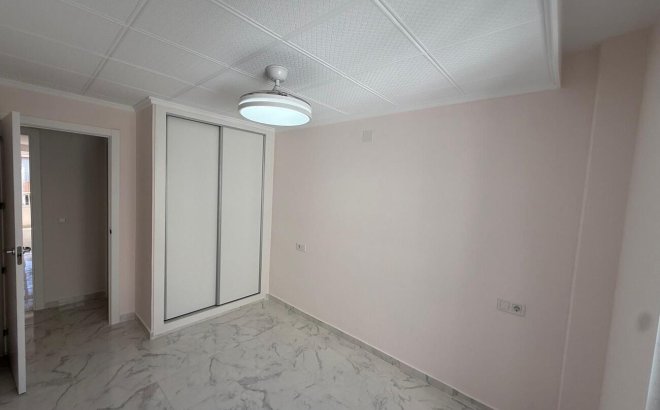 Resale - Apartment -
Torrevieja - Playa del Acequión