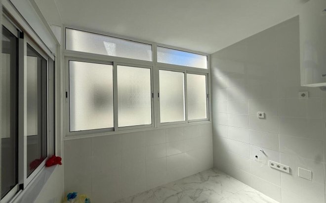 Resale - Apartment -
Torrevieja - Playa del Acequión