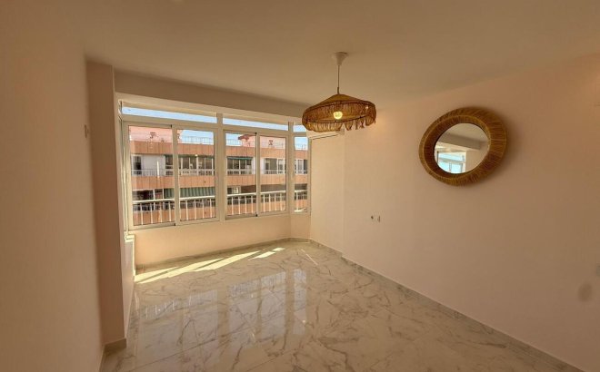 Resale - Apartment -
Torrevieja - Playa del Acequión