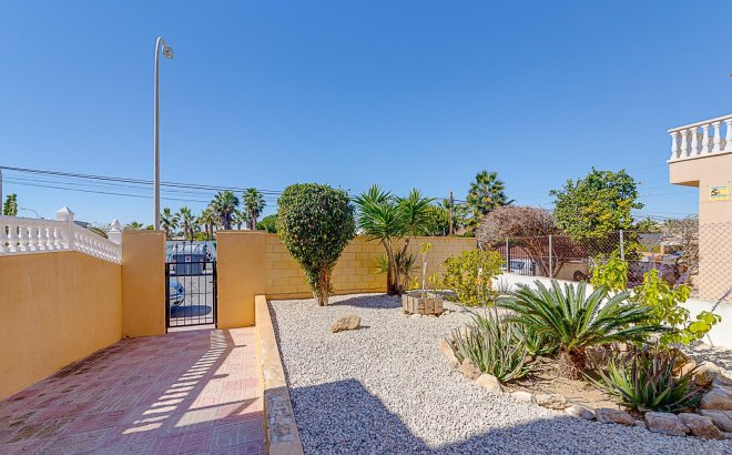 Resale - Bungalow -
Torrevieja - La Siesta - El Salado - Torreta