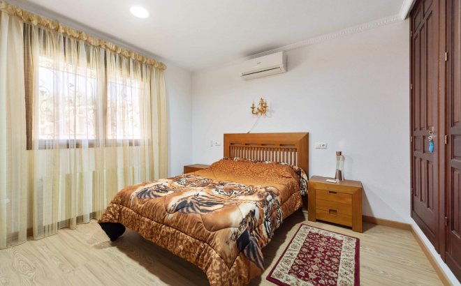 Resale - Villa -
Orihuela Costa - Costa Blanca