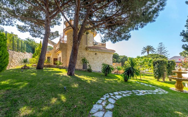 Resale - Villa -
Orihuela Costa - Costa Blanca