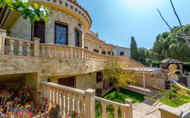 Resale - Villa -
Orihuela Costa - Costa Blanca