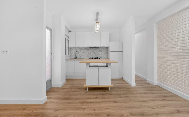 Resale - Apartment -
Torrevieja - Centro