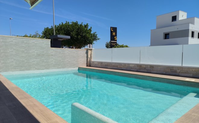 Resale - Villa -
San Miguel de Salinas - Inland