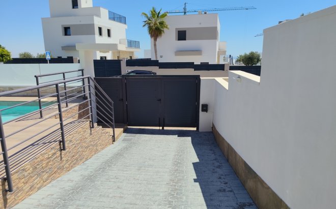 Resale - Villa -
San Miguel de Salinas - Inland