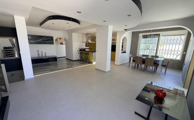 Resale - Villa -
Torrevieja - Costa Blanca