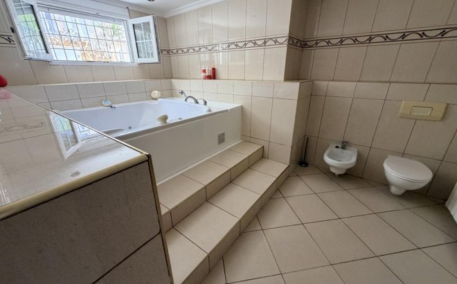 Resale - Villa -
Torrevieja - Costa Blanca
