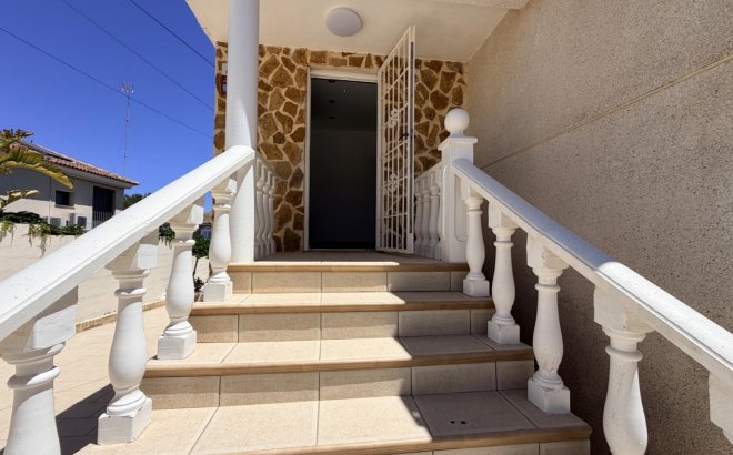 Resale - Villa -
Torrevieja - Costa Blanca