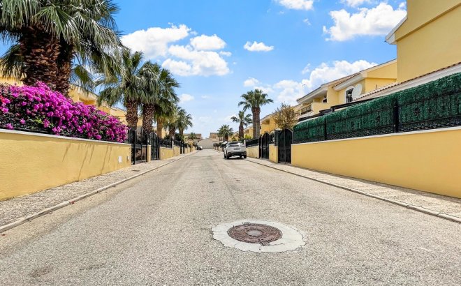 Resale - Villa -
Orihuela Costa - Costa Blanca