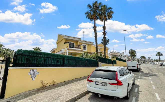 Resale - Villa -
Orihuela Costa - Costa Blanca