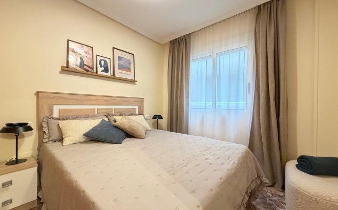 Herverkoop - Appartement -
Torrevieja - Playa de los Locos