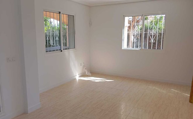 Herverkoop - Town House -
Mil Palmeras - Costa Blanca