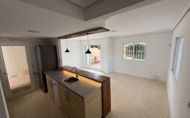 Herverkoop - Town House -
Mil Palmeras - Costa Blanca