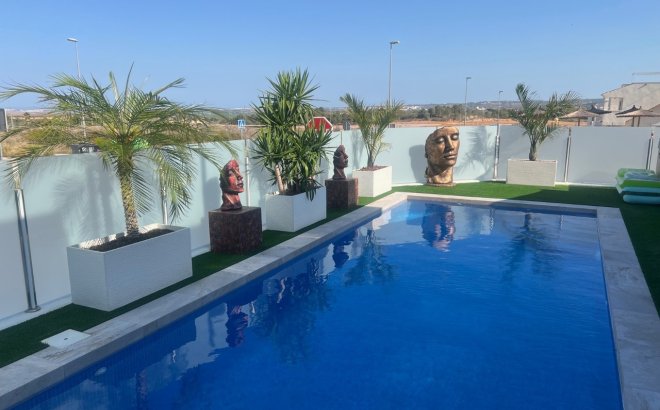 Herverkoop - Villa -
Los Montesinos - Costa Blanca