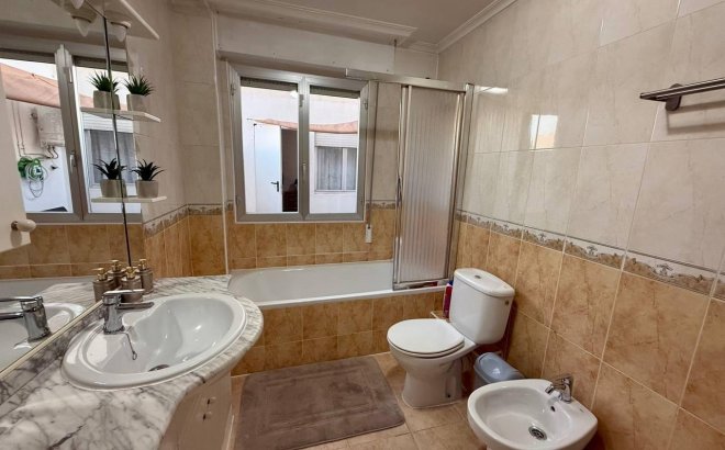 Herverkoop - Appartement -
Torrevieja - Playa del Cura