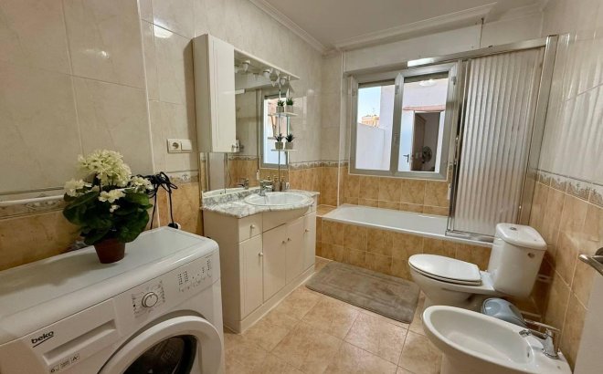 Herverkoop - Appartement -
Torrevieja - Playa del Cura