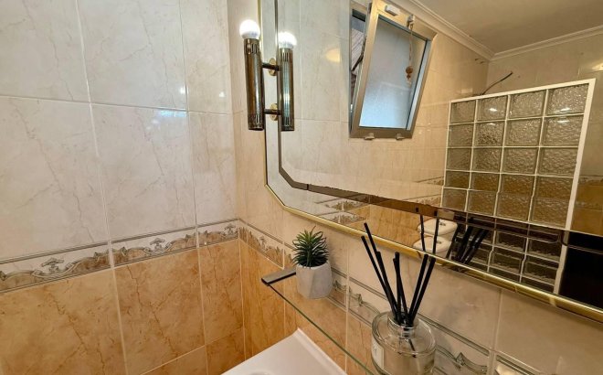 Herverkoop - Appartement -
Torrevieja - Playa del Cura