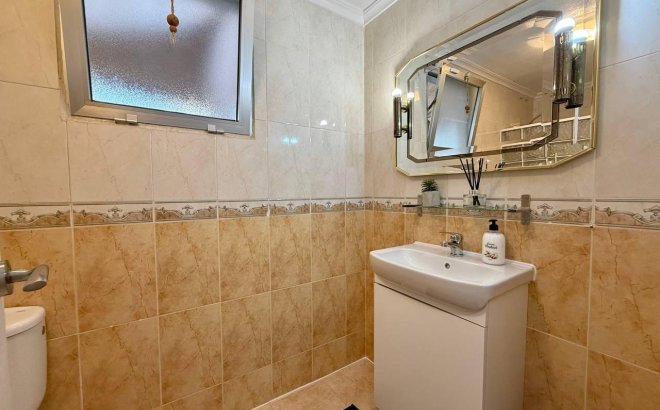 Herverkoop - Appartement -
Torrevieja - Playa del Cura