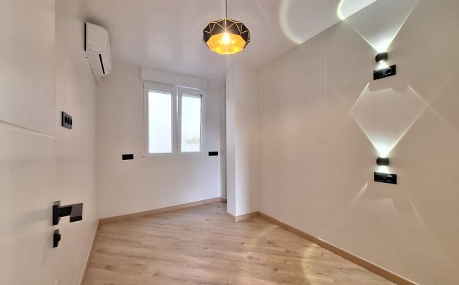 Resale - Apartment -
Torrevieja - Playa de los Locos