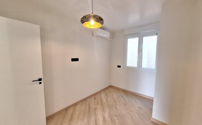 Resale - Apartment -
Torrevieja - Playa de los Locos