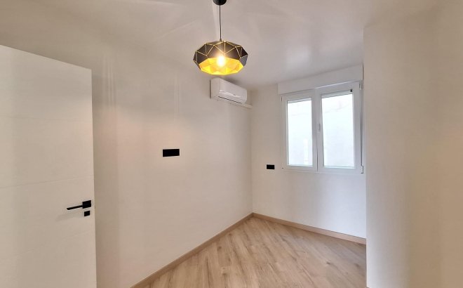Resale - Apartment -
Torrevieja - Playa de los Locos