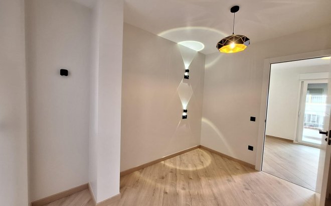 Resale - Apartment -
Torrevieja - Playa de los Locos