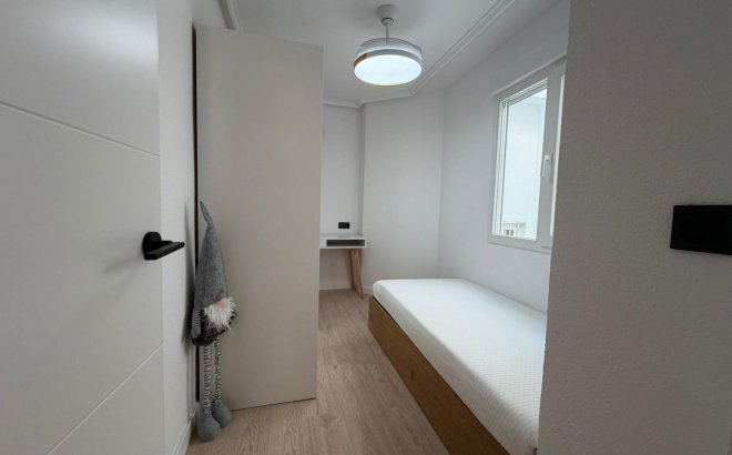 Herverkoop - Appartement -
Torrevieja - Playa del Cura