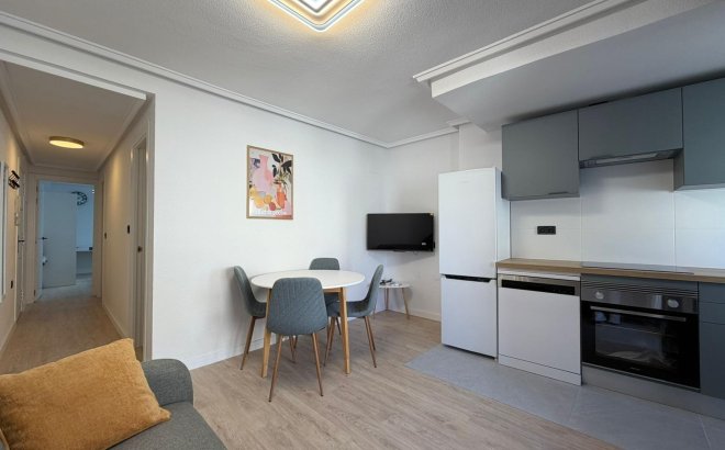 Herverkoop - Appartement -
Torrevieja - Playa del Cura