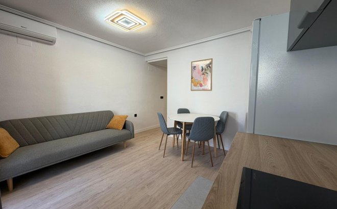 Herverkoop - Appartement -
Torrevieja - Playa del Cura