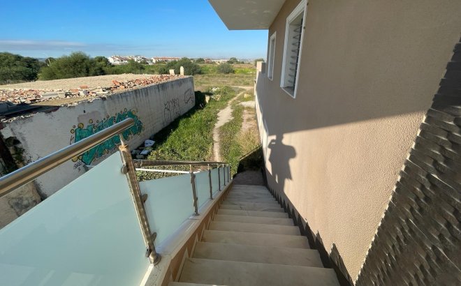 Herverkoop - Villa -
Torrevieja - La Siesta - El Salado - Torreta