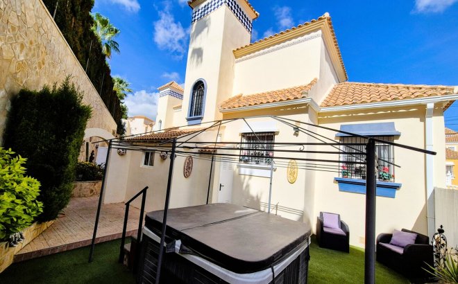 Resale - Villa -
Villamartin - Costa Blanca