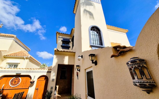 Resale - Villa -
Villamartin - Costa Blanca