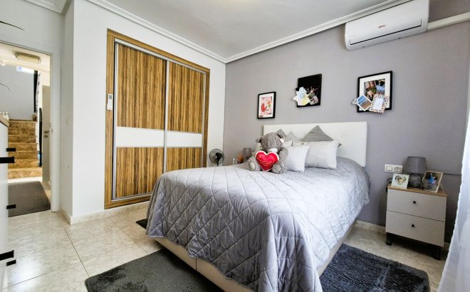 Resale - Villa -
Villamartin - Costa Blanca