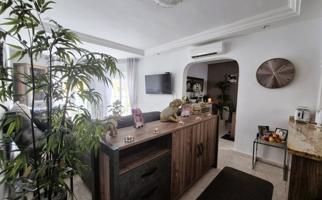 Resale - Villa -
Villamartin - Costa Blanca