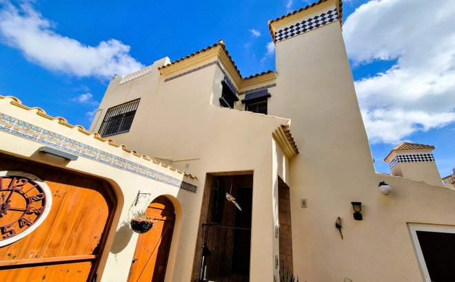 Resale - Villa -
Villamartin - Costa Blanca
