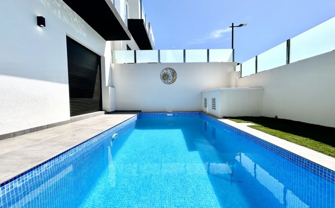 Resale - Villa -
Villamartin - Costa Blanca