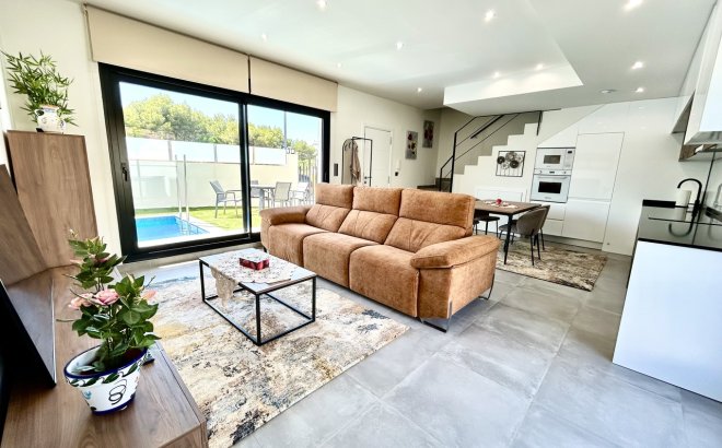 Resale - Villa -
Villamartin - Costa Blanca
