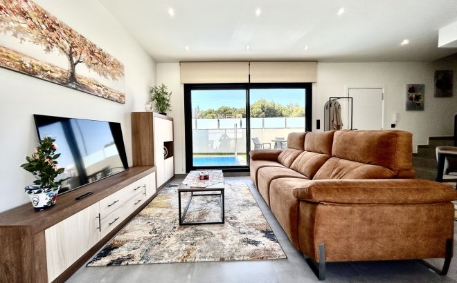 Resale - Villa -
Villamartin - Costa Blanca