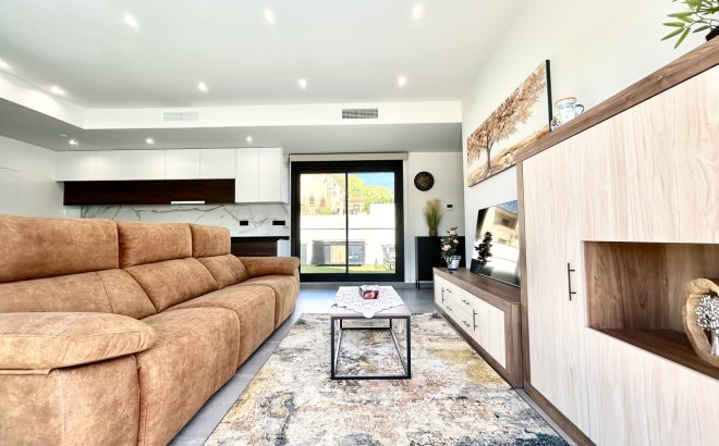 Resale - Villa -
Villamartin - Costa Blanca