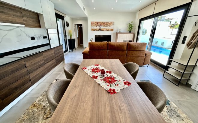 Resale - Villa -
Villamartin - Costa Blanca