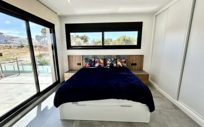 Resale - Villa -
Villamartin - Costa Blanca